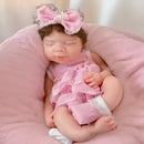 Boneca Reborn Bebê Cora Soninho de Colo com Olhinhos Fechados e Kit com Mamadeirinha e Roupinha Extra