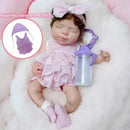 Boneca Reborn Bebê Cora Soninho de Colo com Olhinhos Fechados e Kit com Mamadeirinha e Roupinha Extra