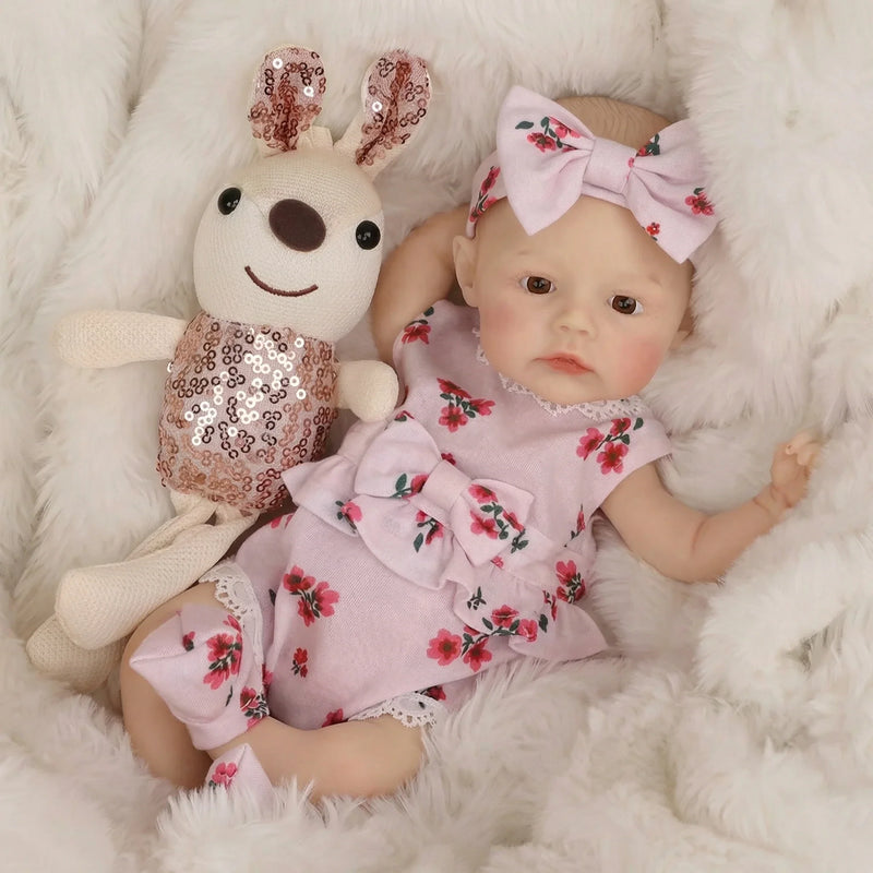 Boneca Reborn Bebê Giuliana Corpinho de Silicone Bem Macio para Banho Calminho e Olhinhos Doces que Encantam