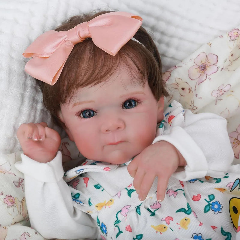 Boneca Reborn Bebê Clarissa Banho de Colo Suave que Aproxima e Olhinhos Azuis Cheios de Ternura