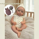 Boneca Reborn Bebê Milena Boquinha Aberta para Mamadeira e Dois Conjuntinhos de Roupa para Trocar