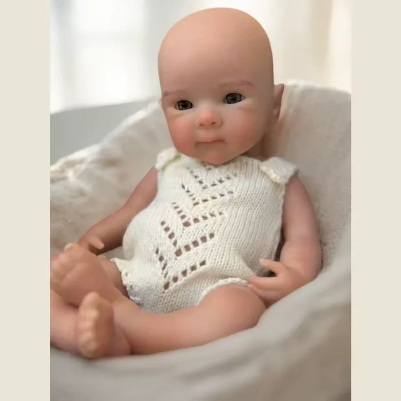 Boneca Reborn Bebê Milena Boquinha Aberta para Mamadeira e Dois Conjuntinhos de Roupa para Trocar