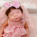 Boneca Reborn Bebê Cora Soninho de Colo com Olhinhos Fechados e Kit com Mamadeirinha e Roupinha Extra