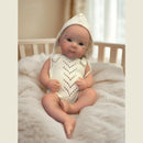 Boneca Reborn Bebê Milena Boquinha Aberta para Mamadeira e Dois Conjuntinhos de Roupa para Trocar