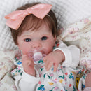 Boneca Reborn Bebê Clarissa Banho de Colo Suave que Aproxima e Olhinhos Azuis Cheios de Ternura