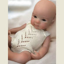 Boneca Reborn Bebê Milena Boquinha Aberta para Mamadeira e Dois Conjuntinhos de Roupa para Trocar