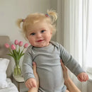 Boneca Reborn Bebê Lívia Corpinho Macio para Banho Aconchegante e Kit com Mamadeira e Chupeta