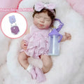 Boneca Reborn Bebê Cora Soninho de Colo com Olhinhos Fechados e Kit com Mamadeirinha e Roupinha Extra