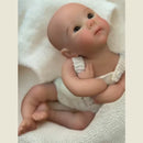 Boneca Reborn Bebê Milena Boquinha Aberta para Mamadeira e Dois Conjuntinhos de Roupa para Trocar