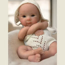 Boneca Reborn Bebê Milena Boquinha Aberta para Mamadeira e Dois Conjuntinhos de Roupa para Trocar