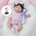Boneca Reborn Bebê Cora Soninho de Colo com Olhinhos Fechados e Kit com Mamadeirinha e Roupinha Extra