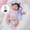 Boneca Reborn Bebê Cora Soninho de Colo com Olhinhos Fechados e Kit com Mamadeirinha e Roupinha Extra