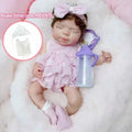 Boneca Reborn Bebê Cora Soninho de Colo com Olhinhos Fechados e Kit com Mamadeirinha e Roupinha Extra