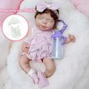 Boneca Reborn Bebê Cora Soninho de Colo com Olhinhos Fechados e Kit com Mamadeirinha e Roupinha Extra