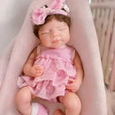 Boneca Reborn Bebê Cora Soninho de Colo com Olhinhos Fechados e Kit com Mamadeirinha e Roupinha Extra