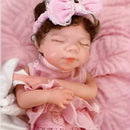 Boneca Reborn Bebê Cora Soninho de Colo com Olhinhos Fechados e Kit com Mamadeirinha e Roupinha Extra